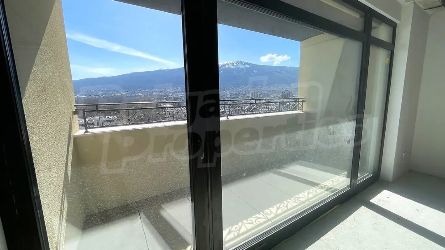 Spacious Vitosha View Penthouse, 3 Bedrooms, 214m2, Sofia, Unfurnished - Image 2