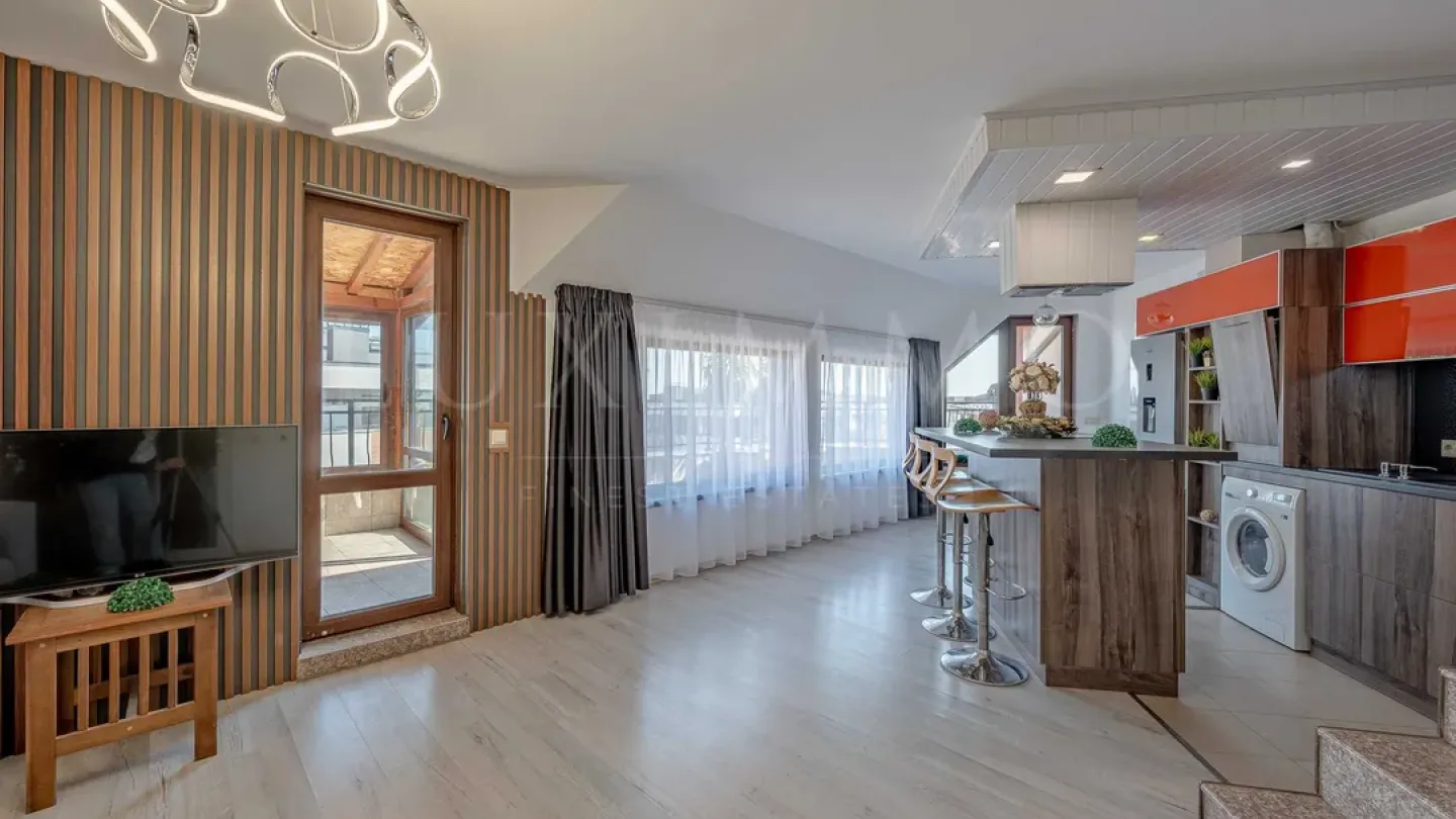 Spacious Penthouse with City Views & Terraces For Sale - Image 1