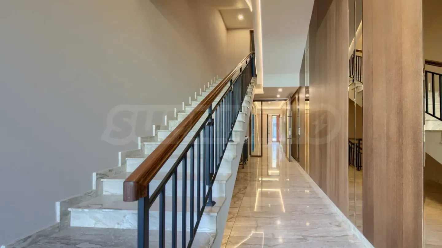 Spacious Fully Furnished 2-Bedroom Apartment with Parking in Paradise Place - Image 1