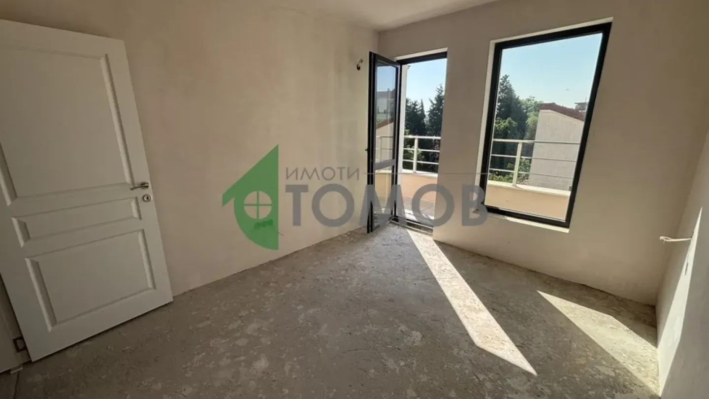 Spacious 3-Bedroom Apartment Near Park in Stara Zagora - Image 2