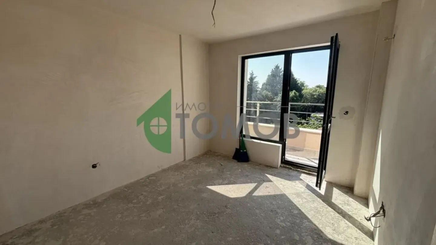 Spacious 3-Bedroom Apartment Near Park in Stara Zagora - Image 4