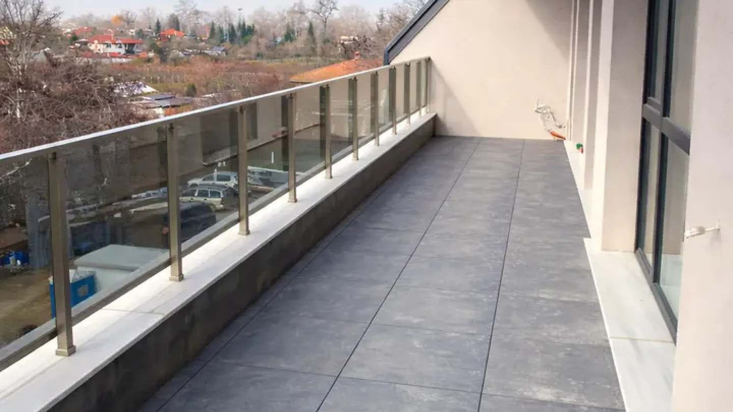 Spacious 2-Bed Apartment with Mountain Views & Panoramic Terrace - Image 1