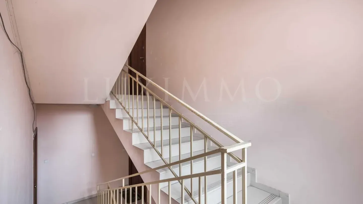 Spacious, Fully Furnished Apartment in Varna's Kolhozen Pazar District - Image 2