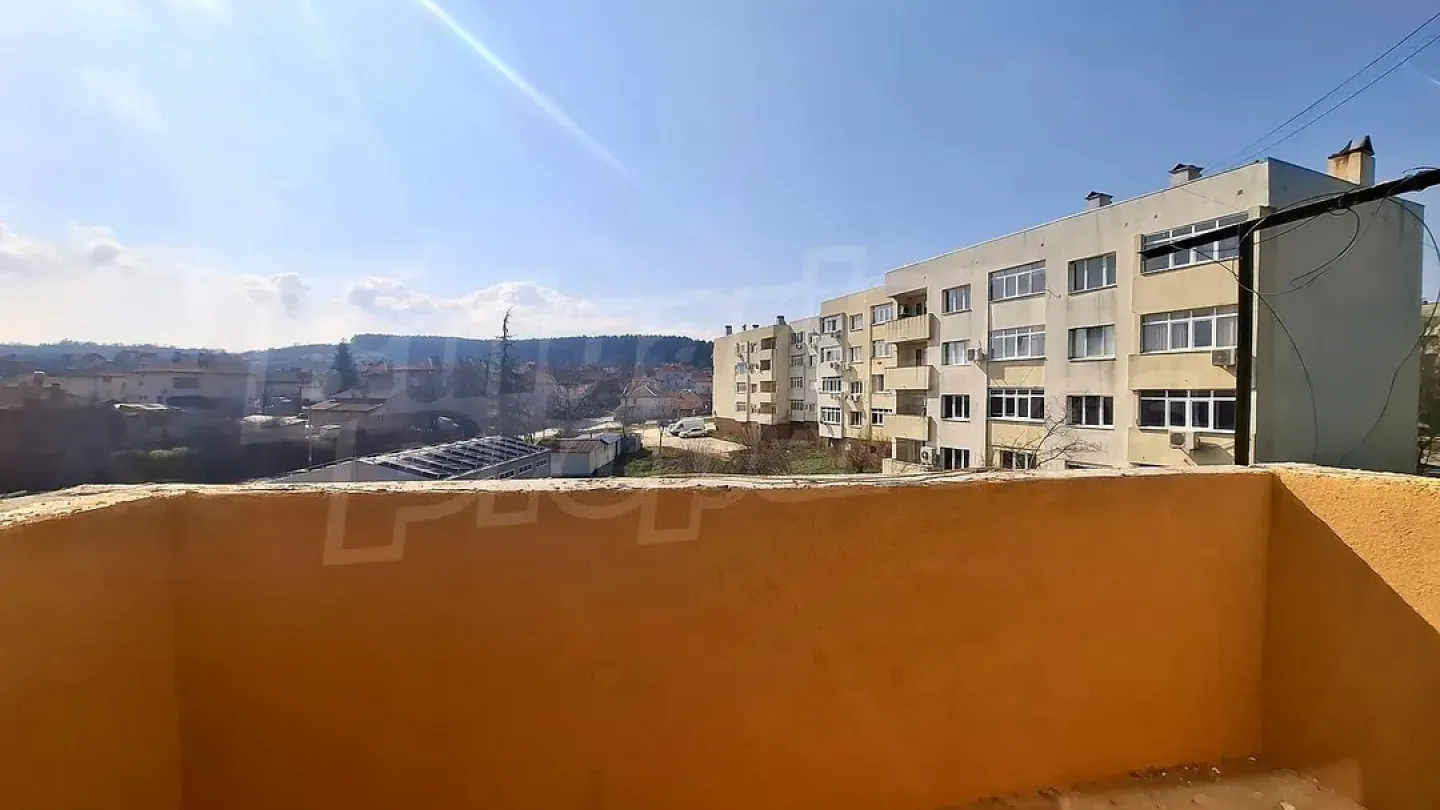 Spacious Topolovgrad Apartment with Stunning Views - For Sale - Image 2
