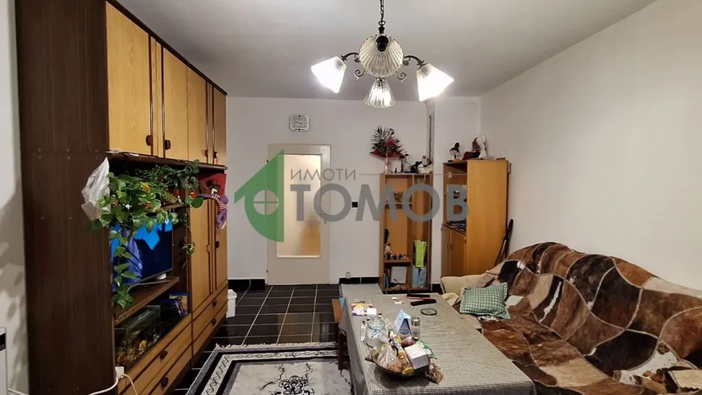 Spacious 3-Bedroom Apartment in Zheleznik, Stara Zagora - Image 3