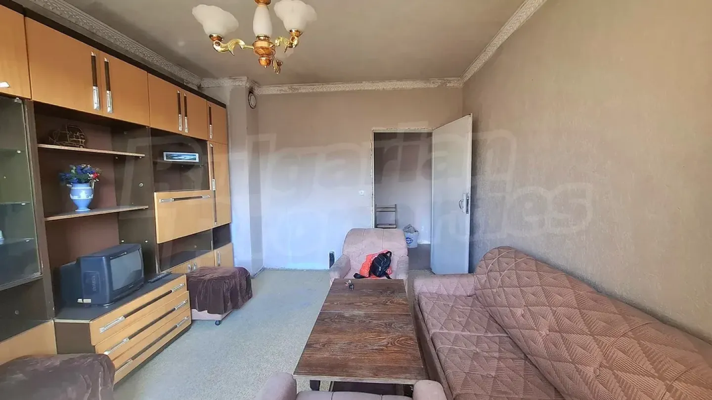 Spacious Topolovgrad Apartment with Stunning Views - For Sale - Image 4
