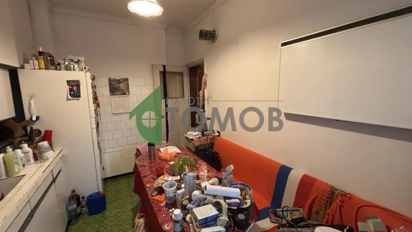 Spacious Three-Bedroom Apartment with Retail Space in Stara Zagora - Image 4