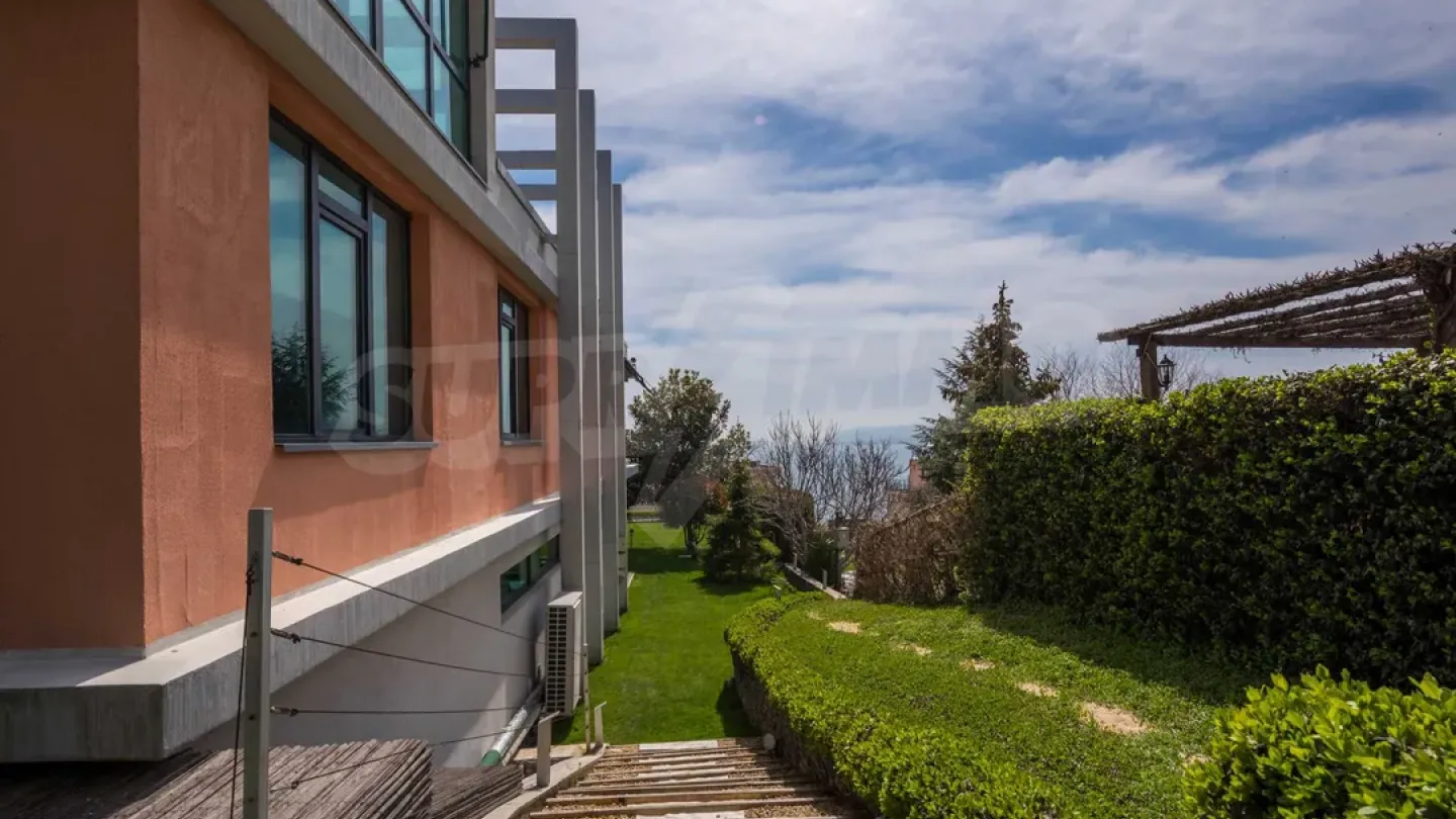 Modern Seafront Villa with Stunning Panoramic Views - Image 5