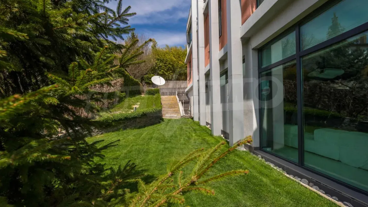 Modern Seafront Villa with Stunning Panoramic Views - Image 3