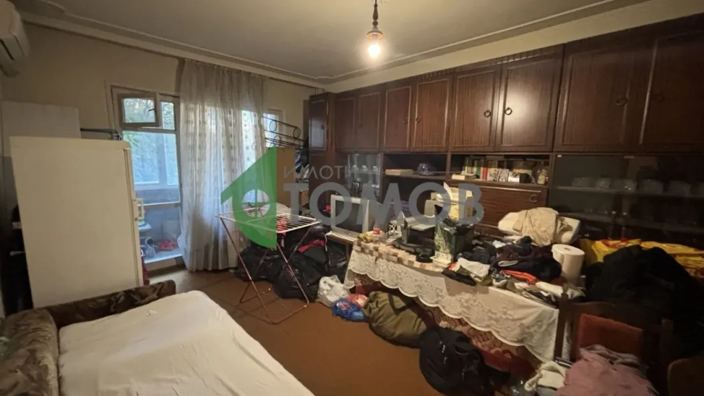 Spacious Three-Bedroom Apartment with Retail Space in Stara Zagora - Image 3