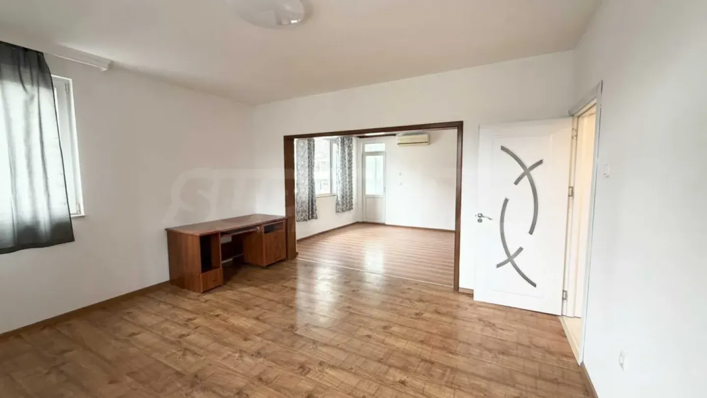 Spacious 3-Bedroom Apartment in Plovdiv's Kurchuk Paris - Image 1