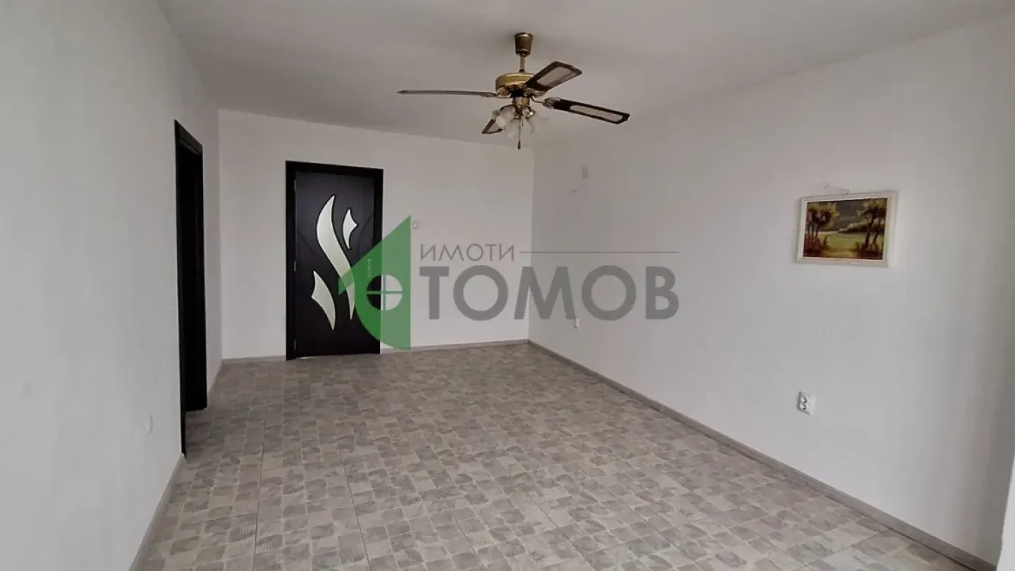 Spacious, Renovated 3BR Apartment with Great Views in Stara Zagora - Image 2