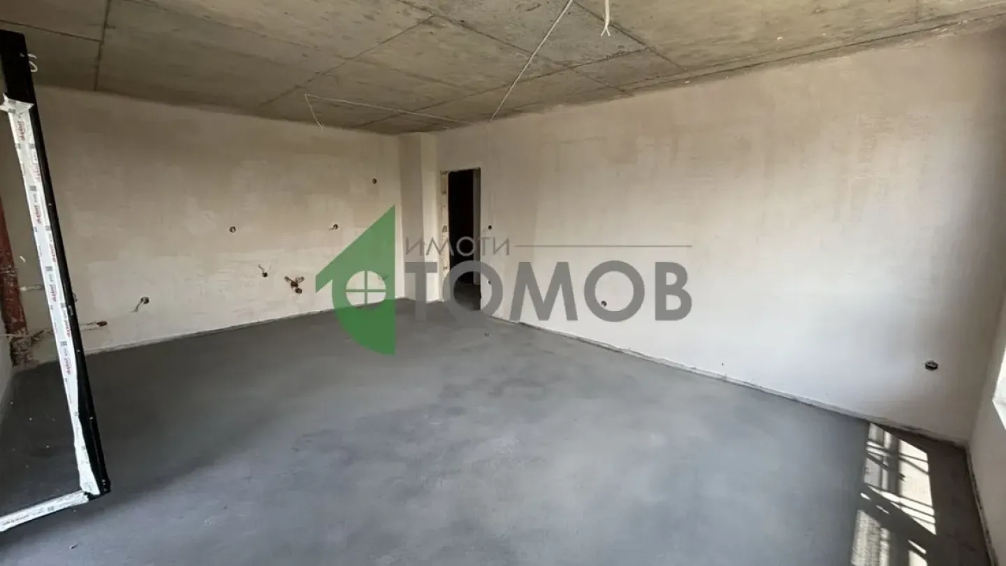 Spacious 4-Bedroom Apartment in Secure Azimov Complex, Stara Zagora - Image 3