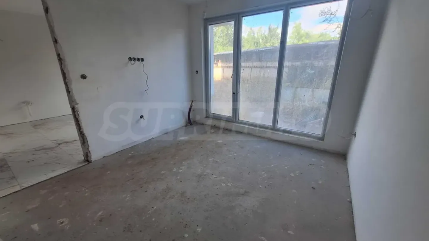 Spacious Apartment with Garden in Sofia's Obelya Area - Image 4