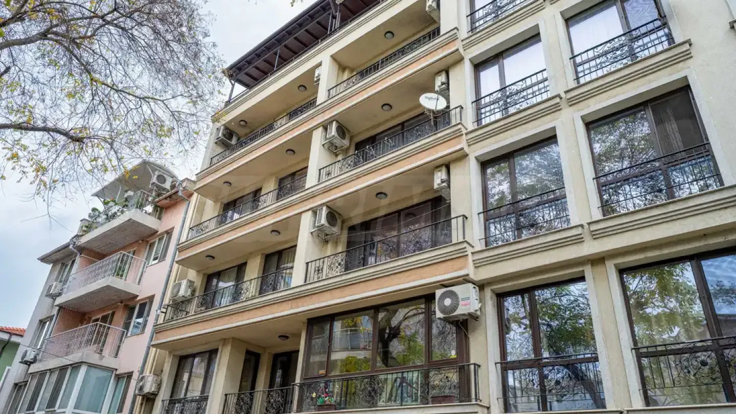 Stylish 3-Bedroom Apartment Near "Bunardzhik" Park - Image 1