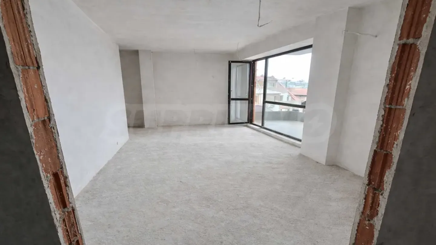 Spacious 2-Bed Apartment in Plovdiv Center - Image 4