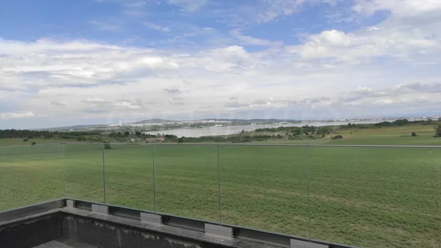 Spacious Seafront Apartment with Panoramic Views in Burgas, Bulgaria. - Image 4