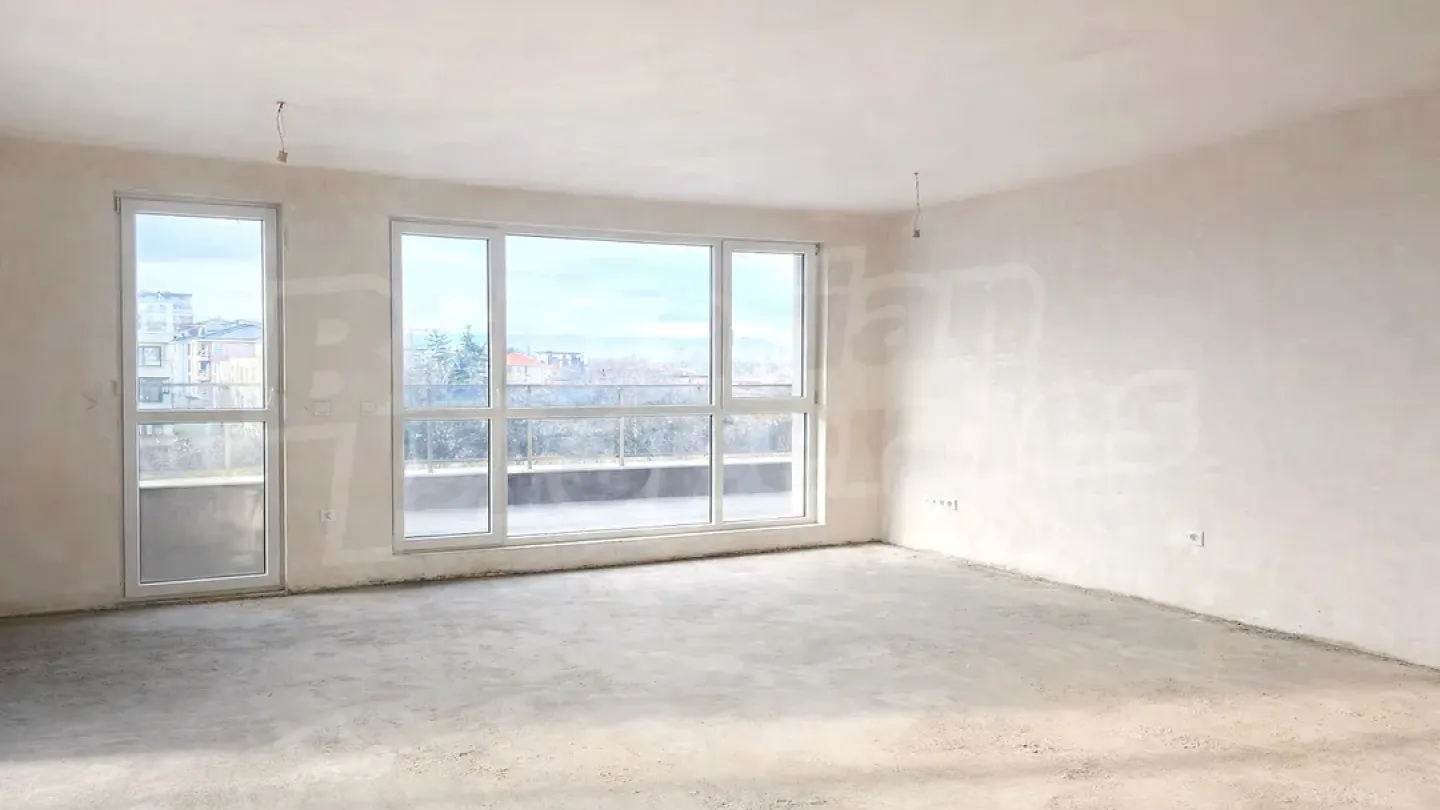 Spacious 2-Bed Apartment with Mountain Views & Panoramic Terrace - Image 4