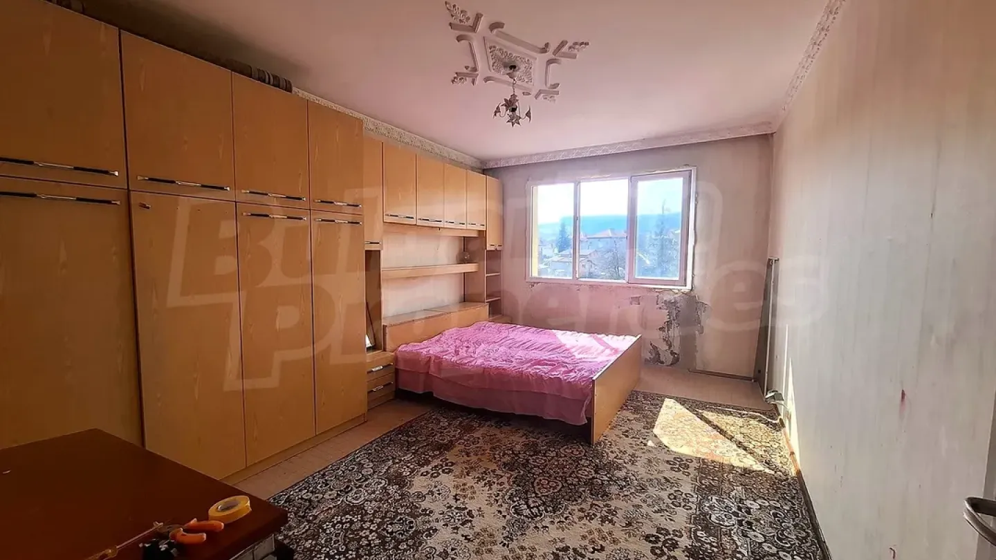 Spacious Topolovgrad Apartment with Stunning Views - For Sale - Image 3
