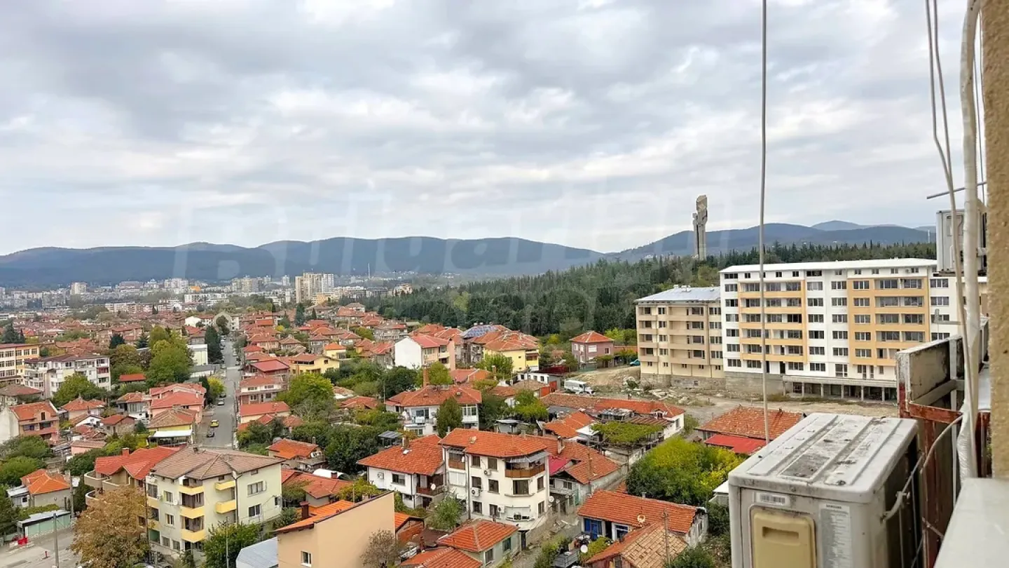 Spacious 1-Bedroom Apartment with Stunning Views in Stara Zagora - Image 2
