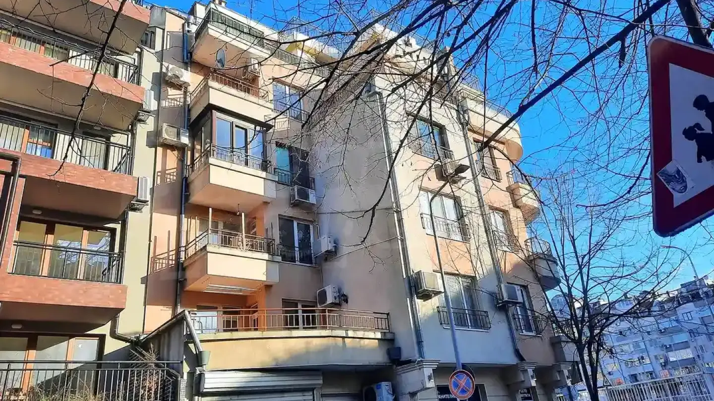 Spacious One-Bedroom Apartment in Burgas’s Desirable Vazrazhdane District - Image 1