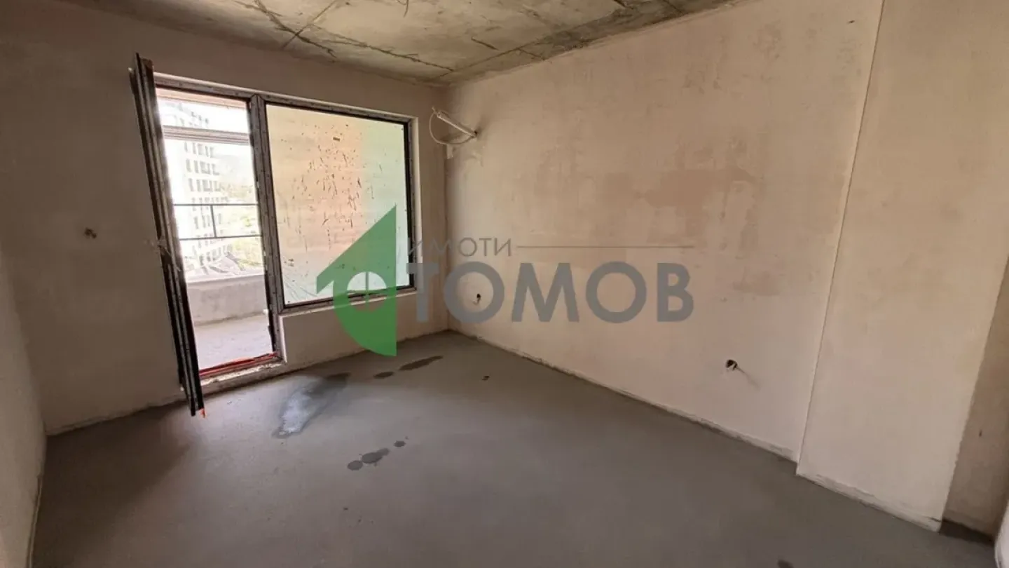 Spacious 4-Bedroom Apartment in Azimov Complex, Stara Zagora - Image 1