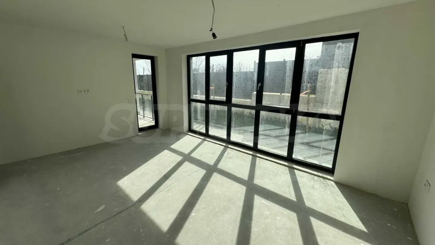 Spacious 3-Bedroom Apartment in Varna Complex - Image 1