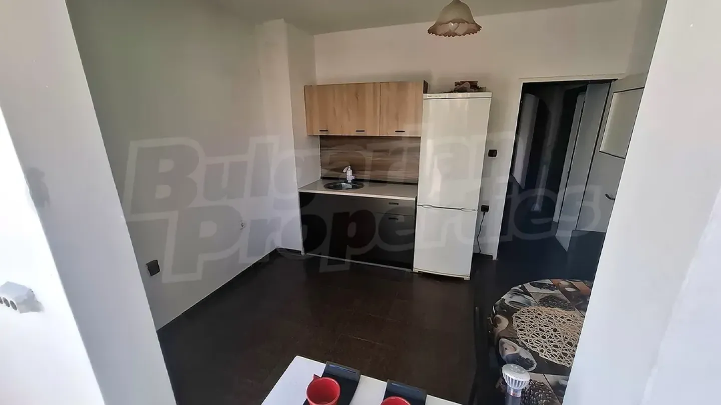 Spacious 3-Bedroom Apartment in Vazrazhdane, Burgas - Fully Furnished - Image 4