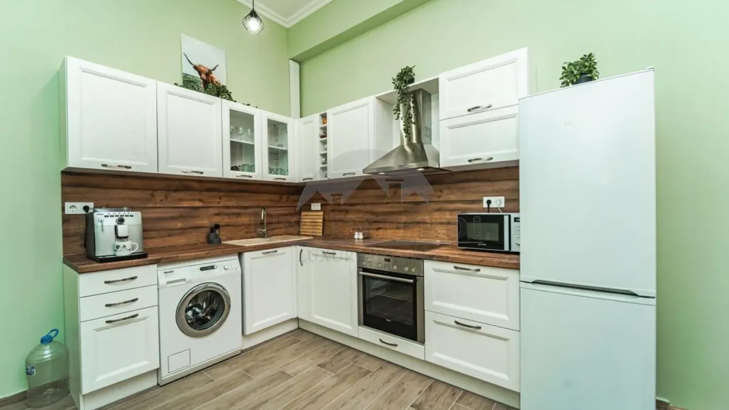 Classic Sofia Apartment: Luxurious 1-Bedroom Near Parliament & Cobblestones - Image 2