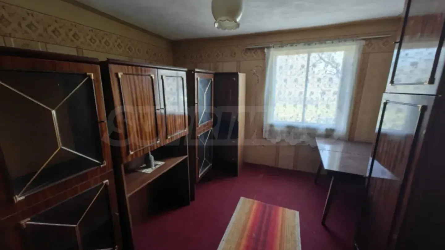 Spacious Two-Story House with Large Garden in Kapitanovtsi - Image 4