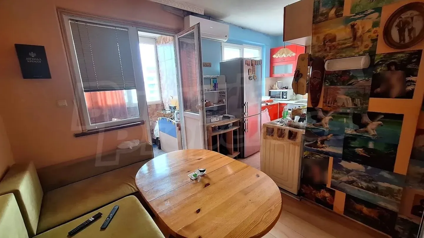 Spacious Two-Bedroom Apartment in Varna's Vazrazhdane 1 District - Image 4