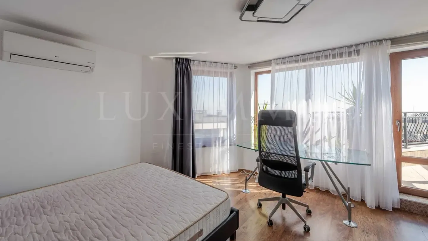 Spacious Penthouse with City Views & Terraces For Sale - Image 1