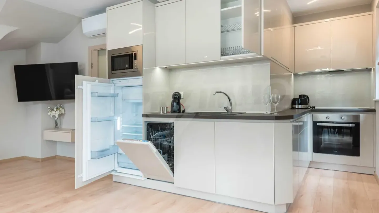 Stylish 3-Bedroom PENTHOUSE Rental in Varna City Center, Bulgaria - Image 3