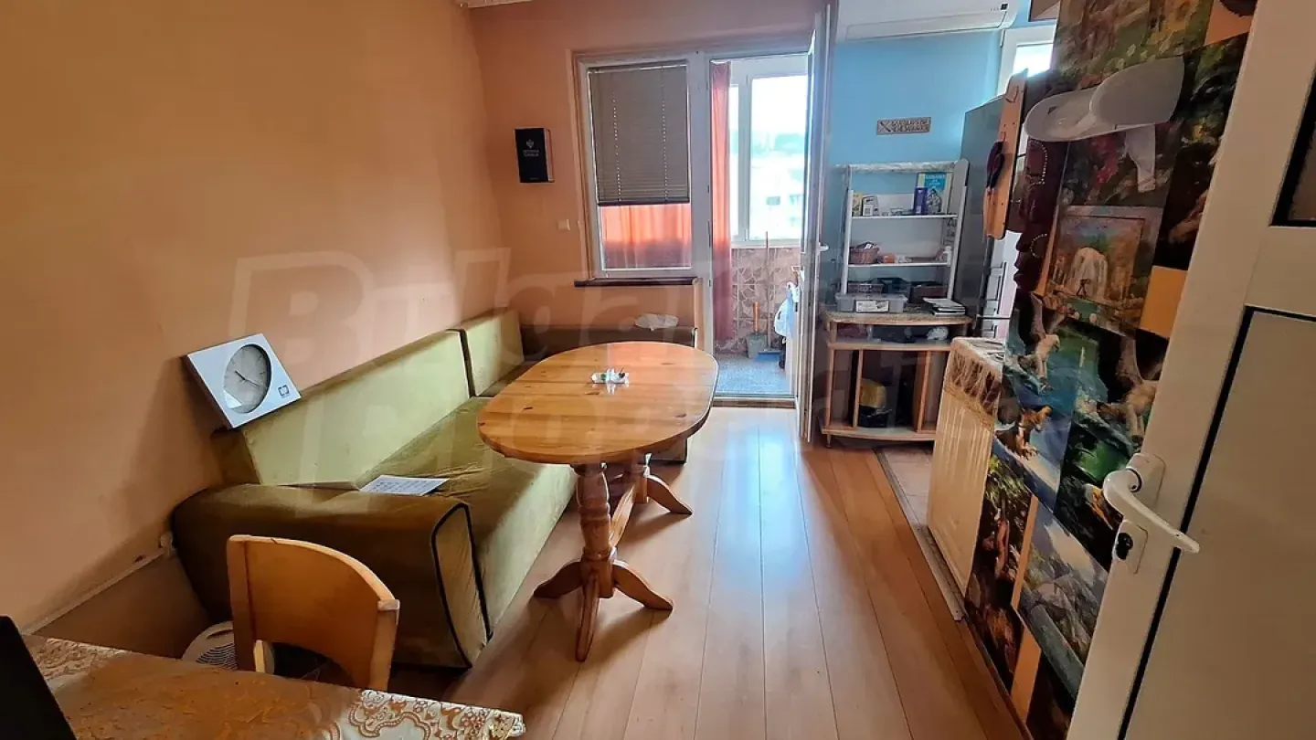 Spacious Two-Bedroom Apartment in Varna's Vazrazhdane 1 District - Image 2