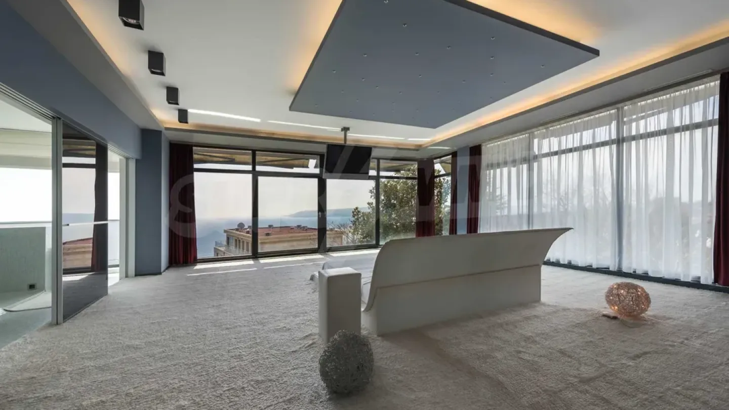 Modern Seafront Villa with Stunning Panoramic Views - Image 1
