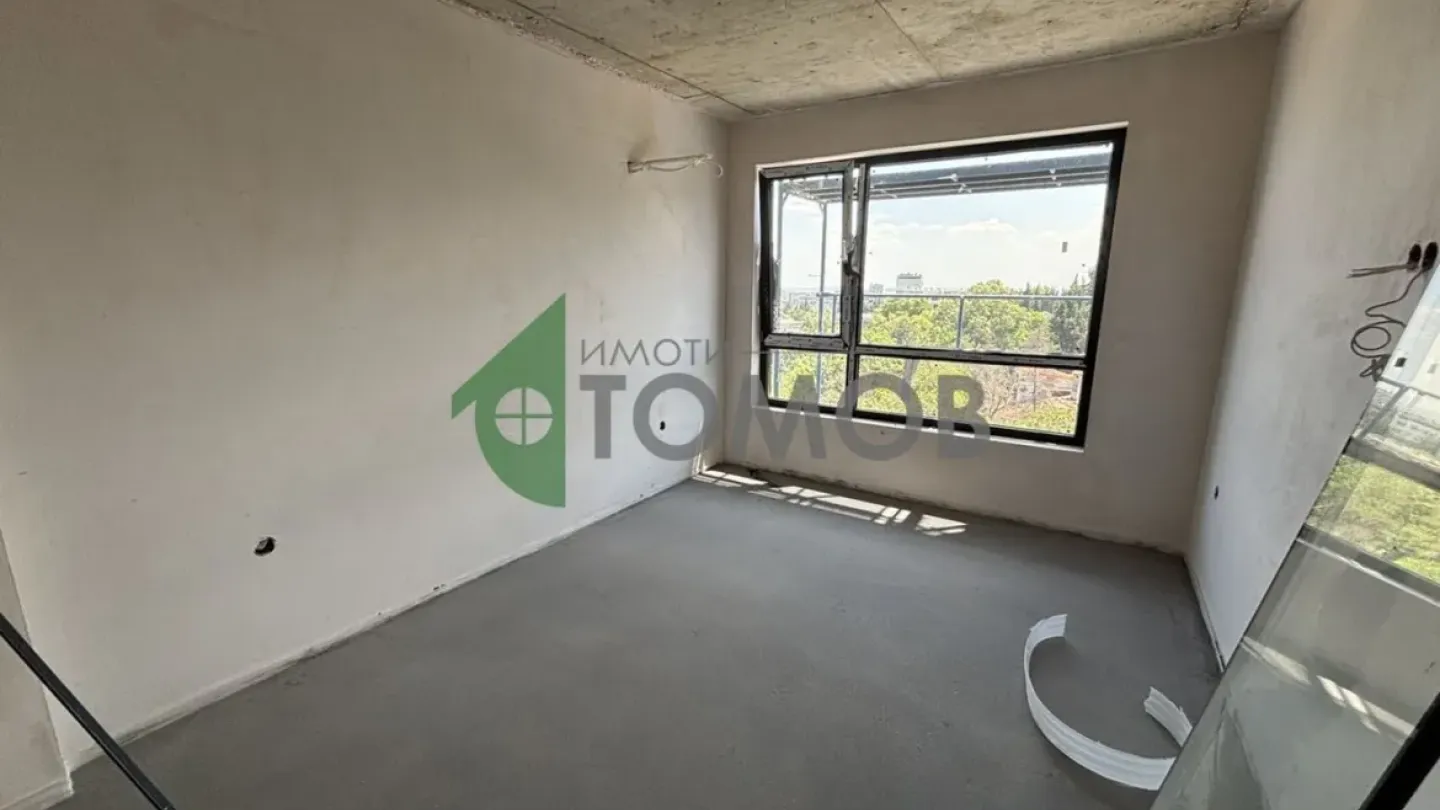 Spacious 4-Bedroom Apartment in Secure Azimov Complex, Stara Zagora - Image 1