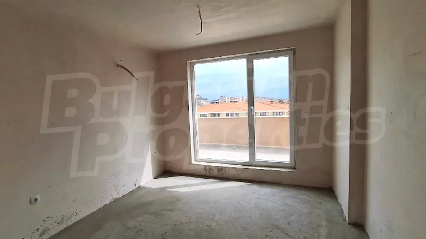 Spacious One-Bedroom Apartment with Rooftop Terrace in Ostromila - Image 5