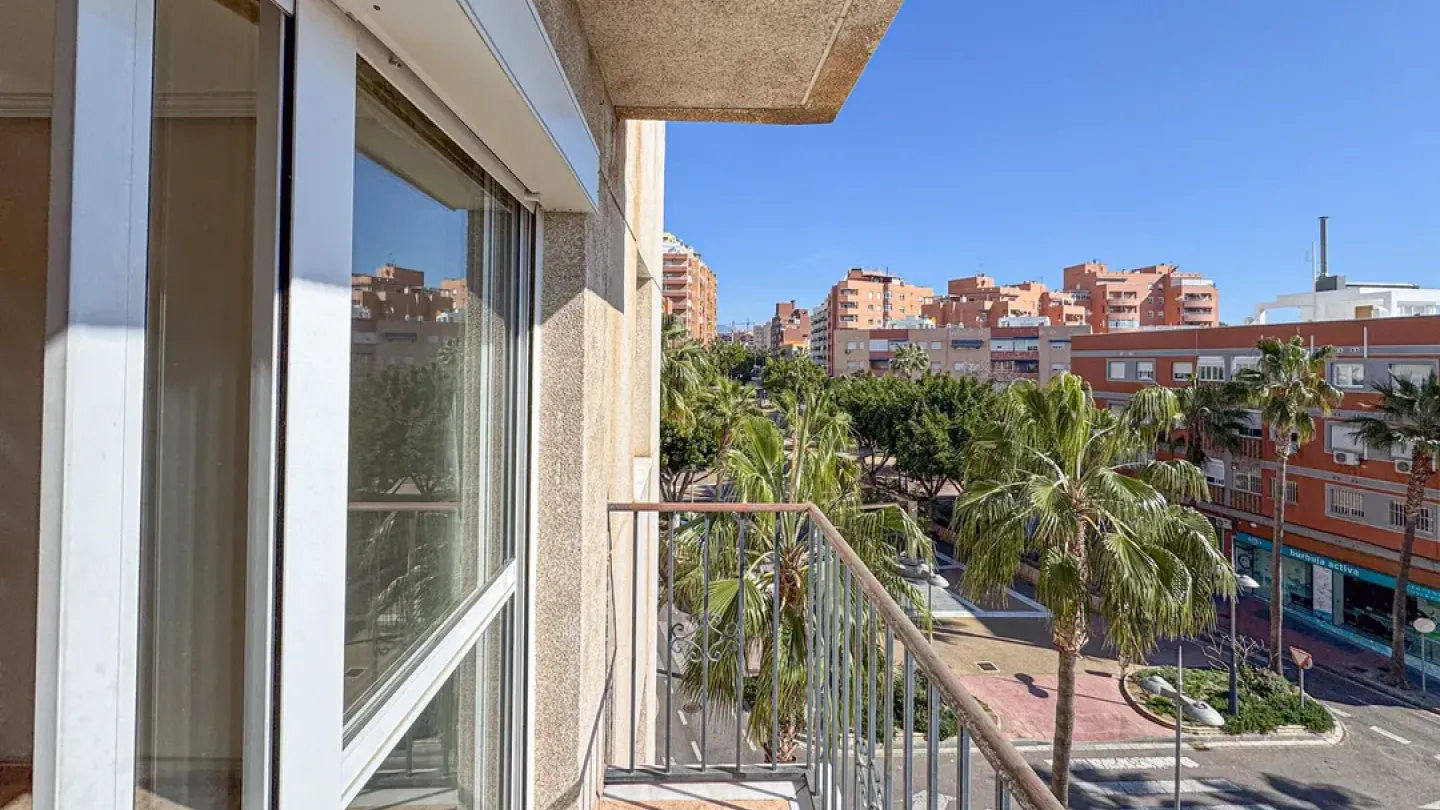 Spacious 3-Bedroom Apartment in Almería Capital with South-East Exposure - Image 1