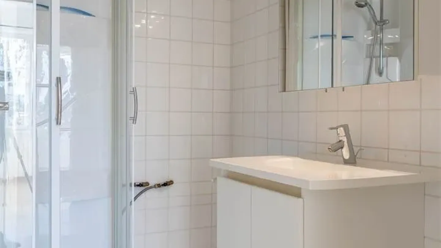Spacious 3-Bedroom Apartment in Ukkel with Elevator & Parking - Image 5