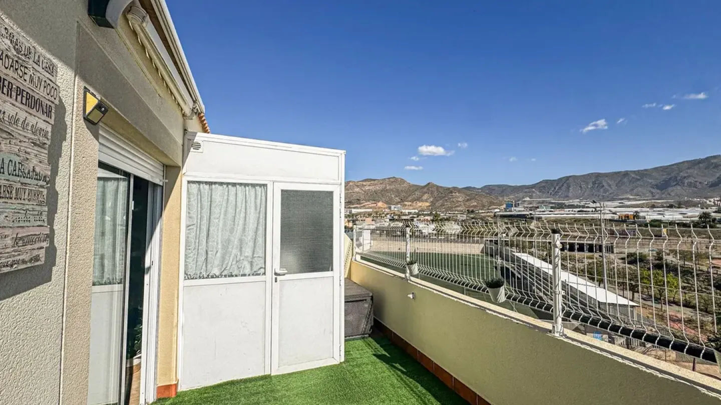Spacious 3-Bedroom Sea View Apartment with Private Terrace - Image 1