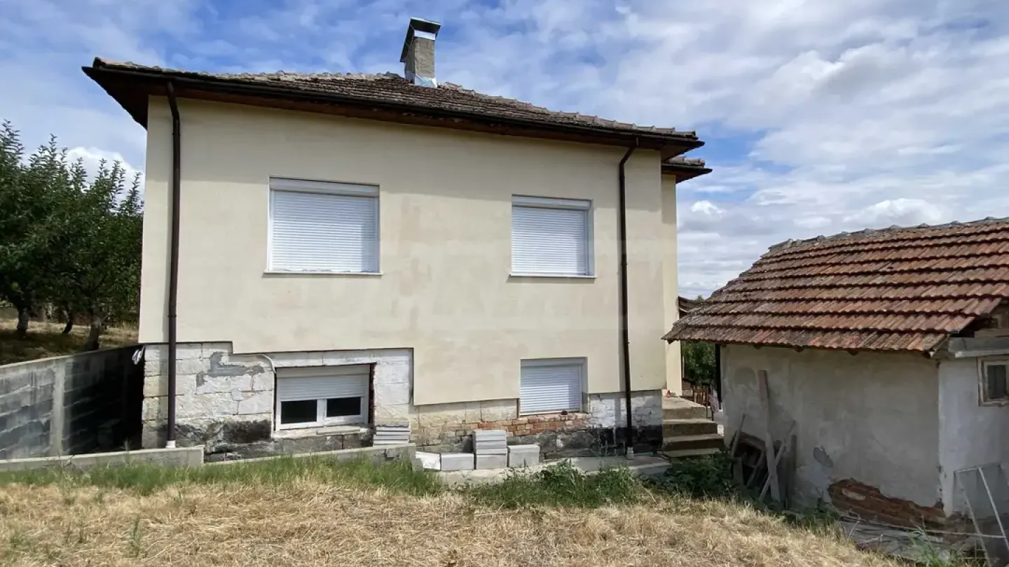 Spacious House with Danube Views & Large Garden - Image 1