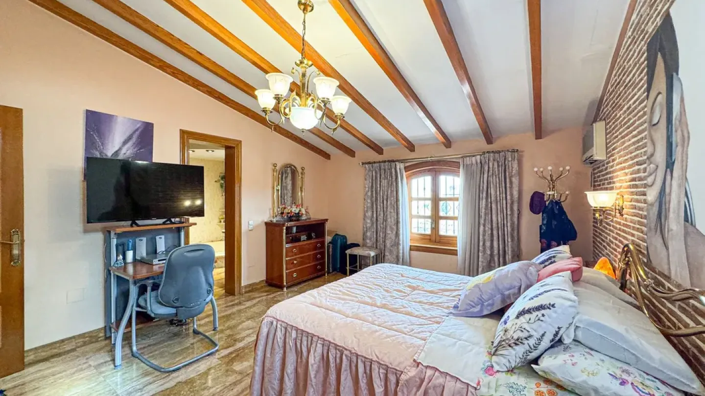 Spectacular Almería Chalet with Pool, Basement & Land Opportunity - Image 1