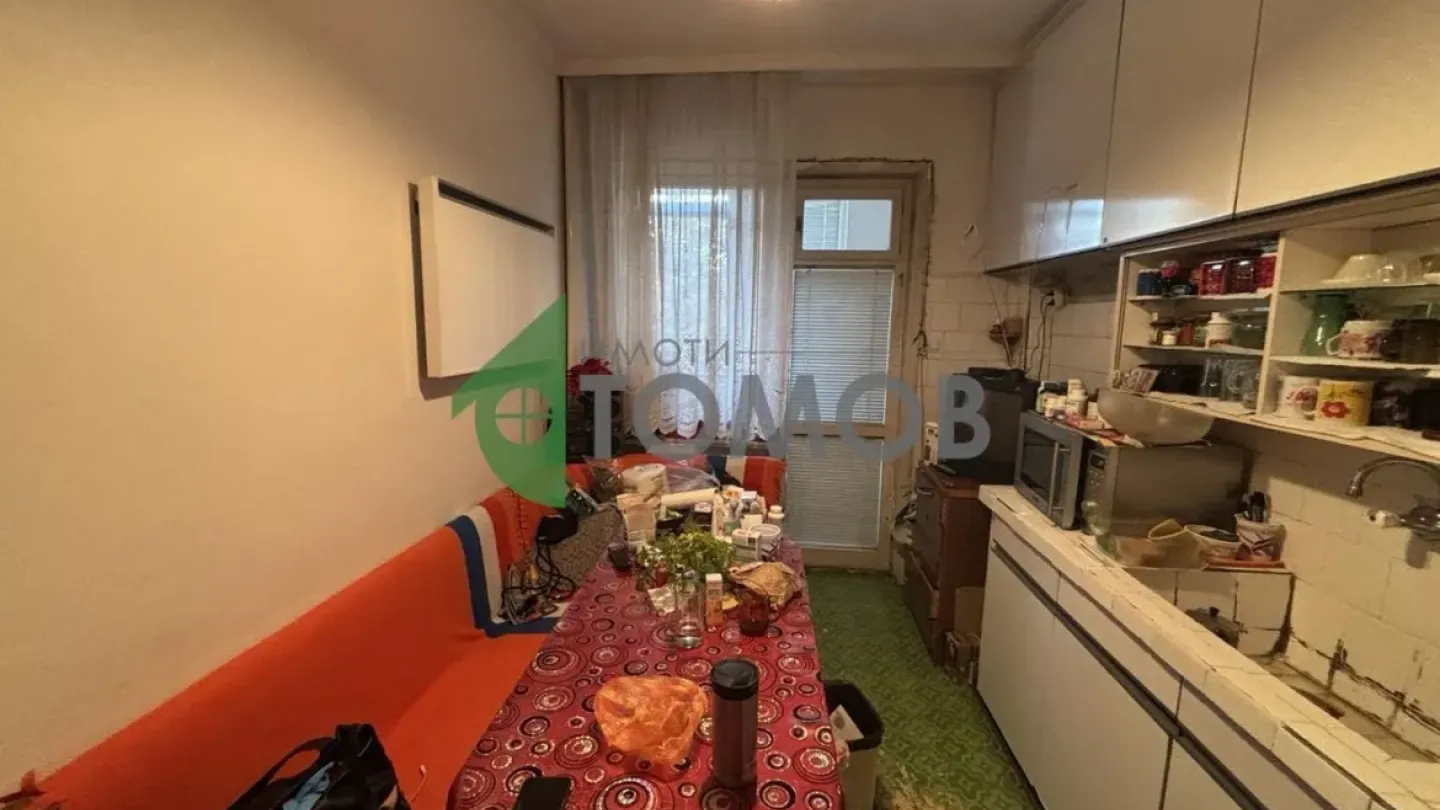 Spacious Three-Bedroom Apartment with Retail Space in Stara Zagora - Image 4