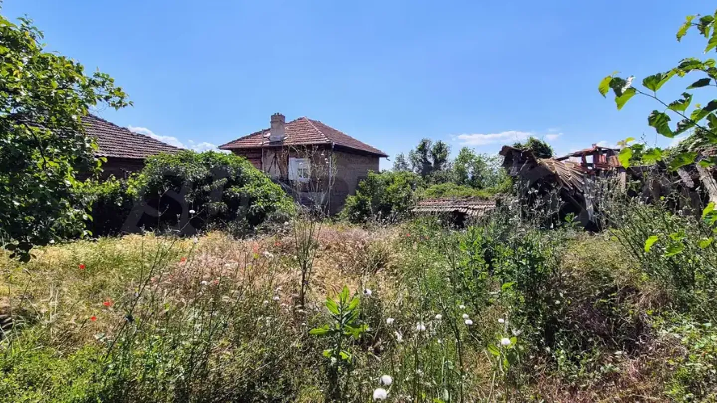 Charming House with Potential in Picturesque Harsovo Village - Image 2