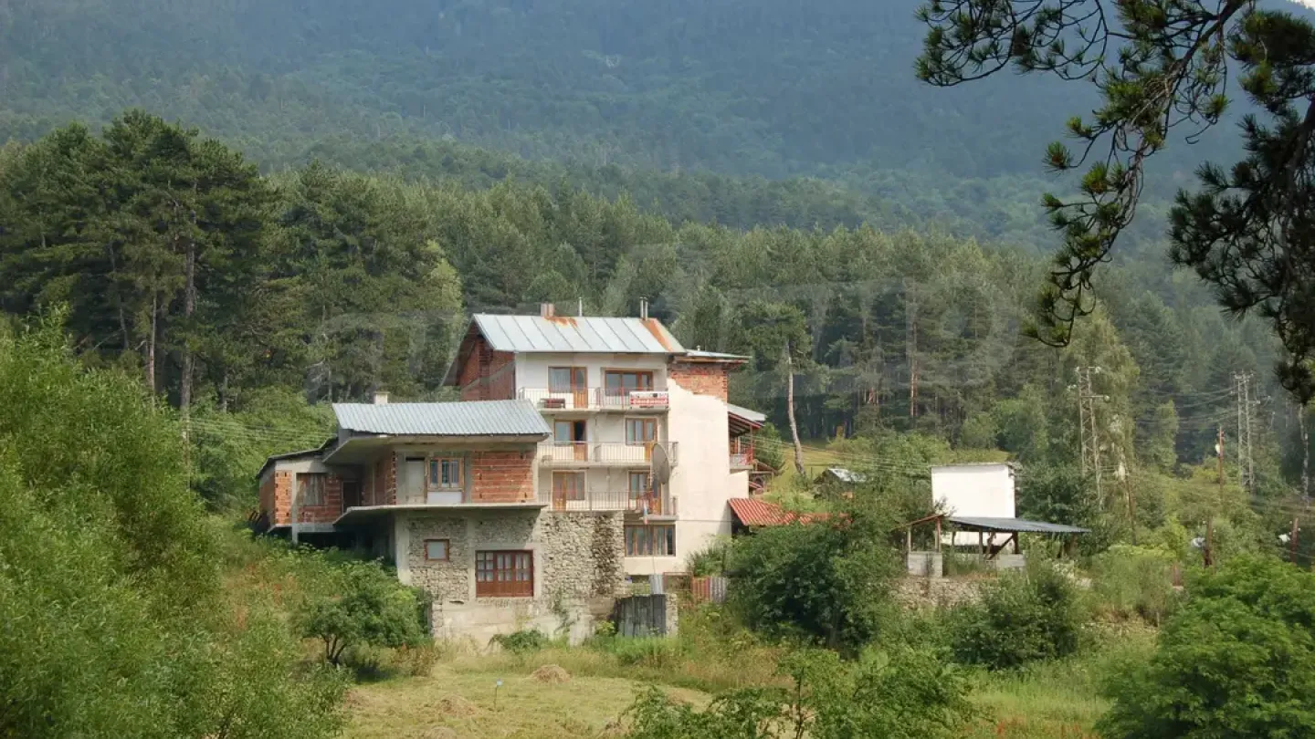 Spacious House with Mineral Water Potential in Pirin Mountains - Image 2