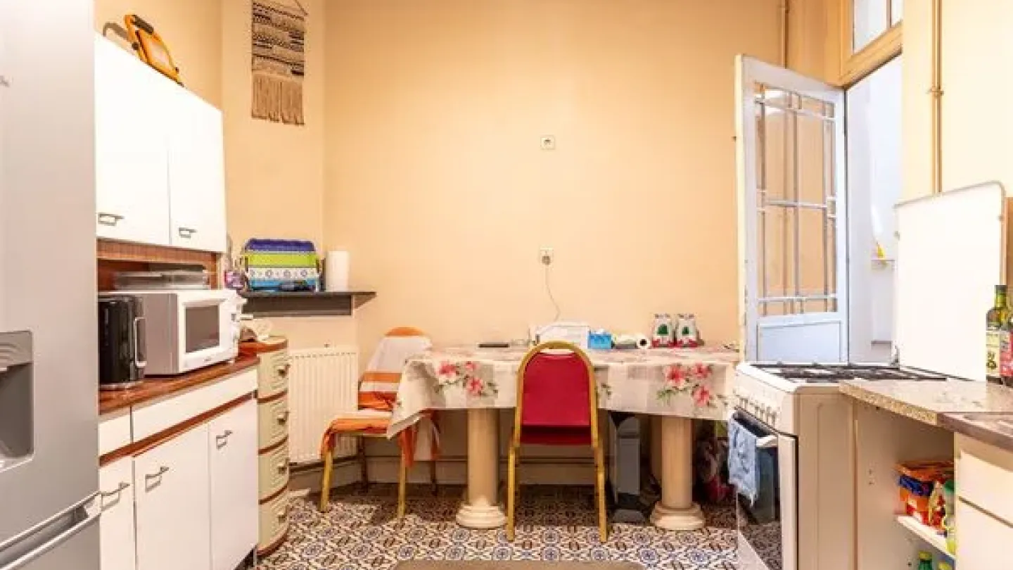 Spacious 2-Bed Apartment in Schaarbeek's Botanique/Sainte-Marie District - Image 3