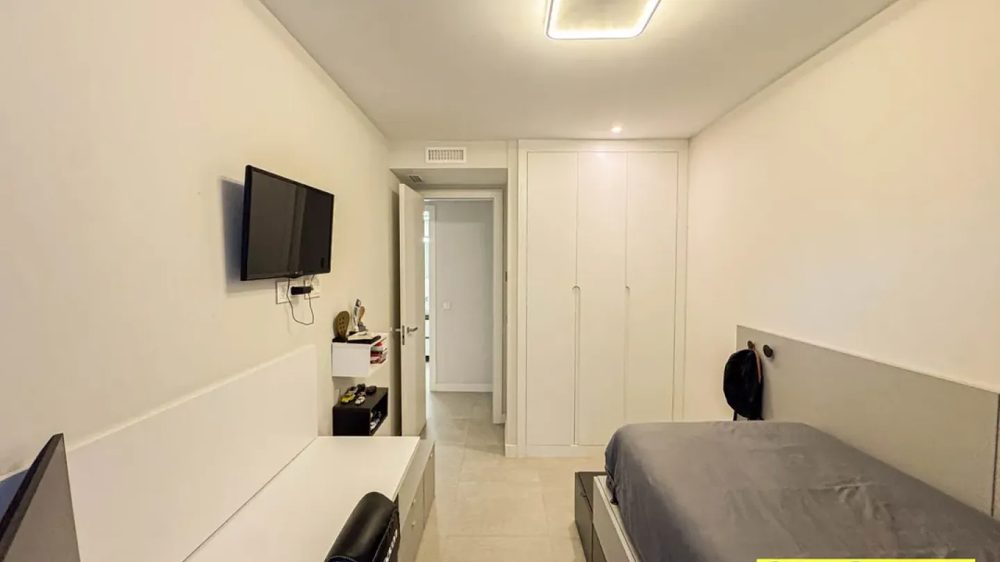 Stylish 3-Bedroom Apartment with Garage & Storage in Almería - Image 5