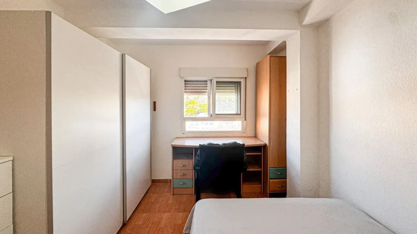 Bright Almería Apartment with Investment Potential – 68m2 - Image 1