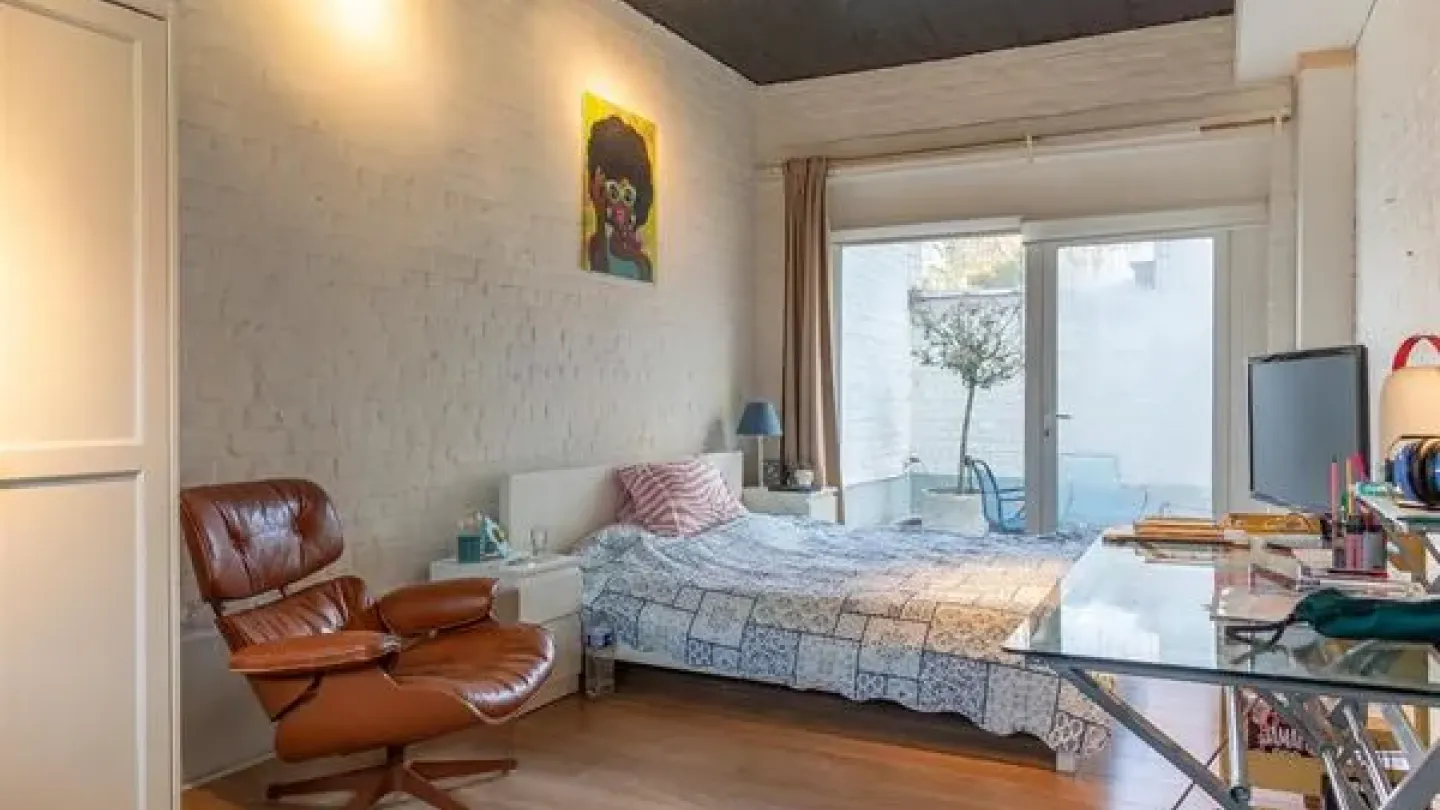 Spacious 4-Bedroom House with Rooftop & Parking in Ukkel - Image 4