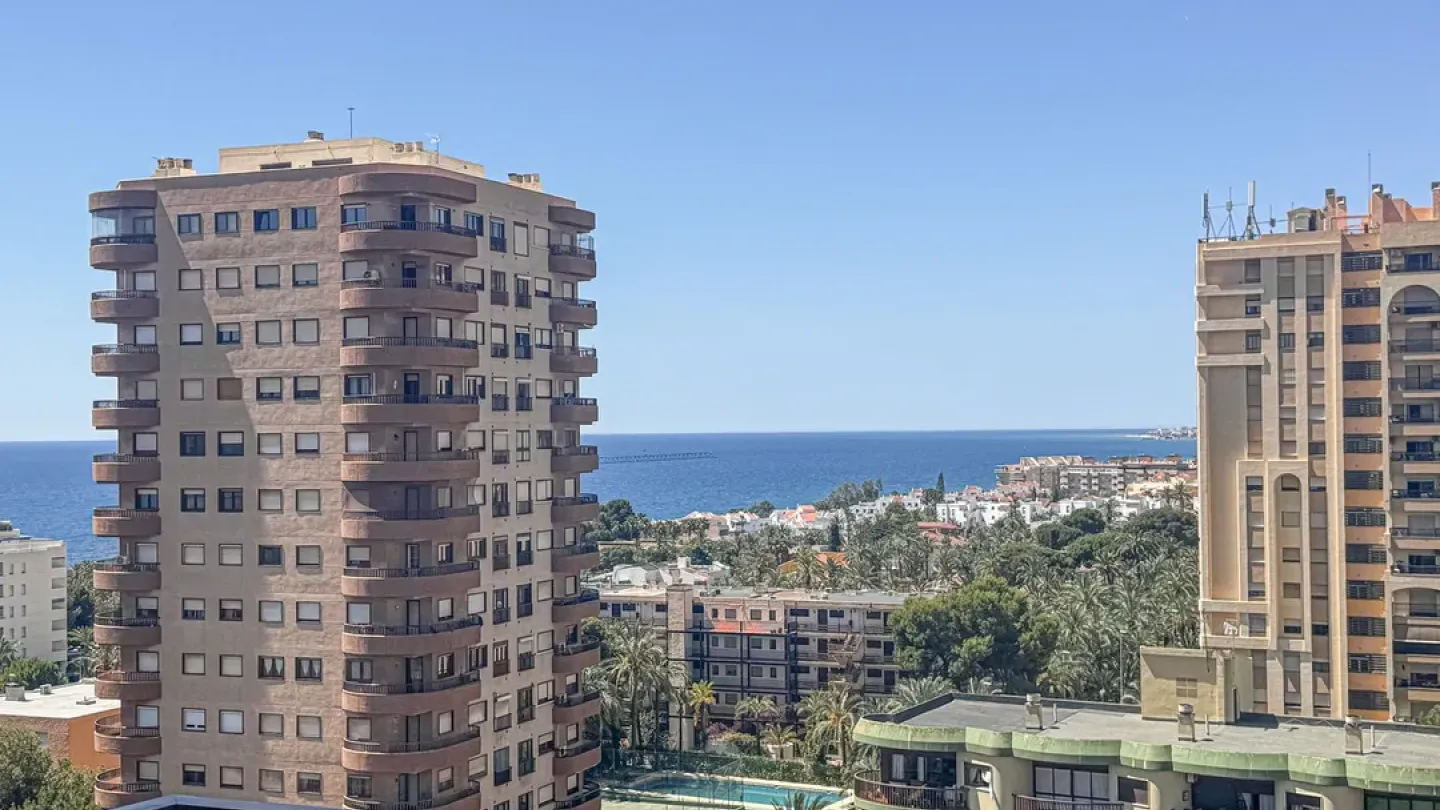 Spacious 3-Bedroom Apartment in Sunny Aguadulce, Spain - Image 1